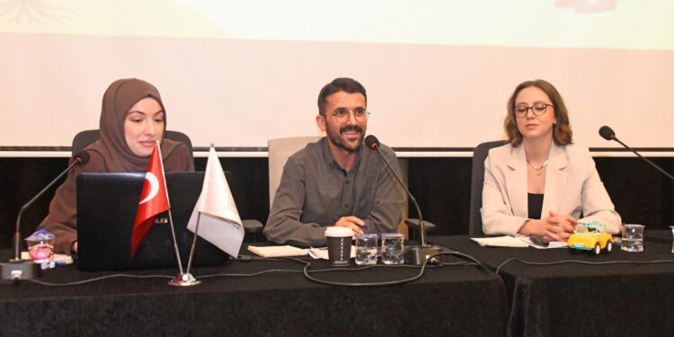 Osmangazi Belediyesi Ebeveynleri Ana Baba Okulu’nda Bilgilendirdi