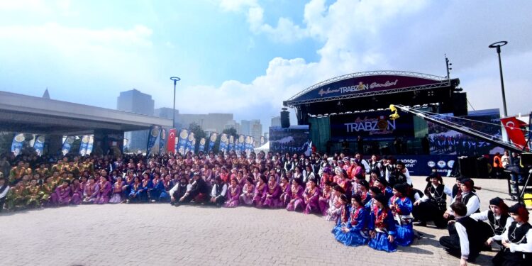 Trabzon Günleri’nde Dev Kadro Sahne Aldı: Kuzeyin Uşakları Kadraja Sığmadı