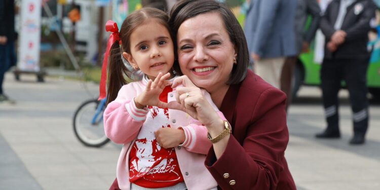 Karabağlar ’da Çocuklar Bayramlarını Doyasıya Yaşadı