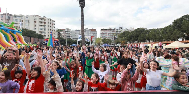 Karabağlar ’da Çocuklar Bayramlarını Doyasıya Yaşadı