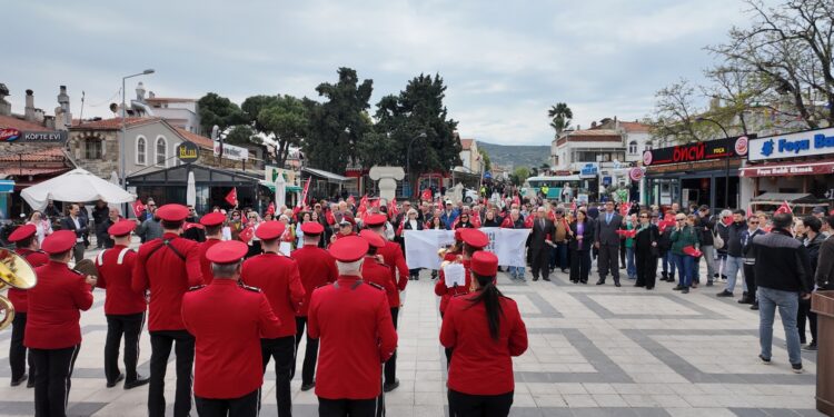 Atatürk’ün Foça’ya Gelişinin 92.Yılı Yürüyüş ve Törenle Kutlandı