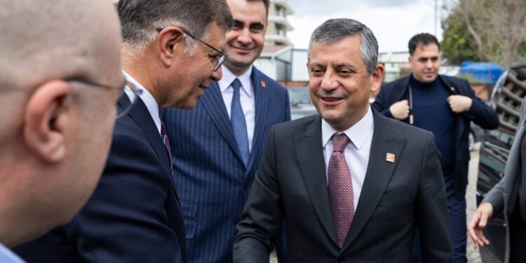 İzmir’de CHP ve Roman Yurttaşlar Aynı Masada 