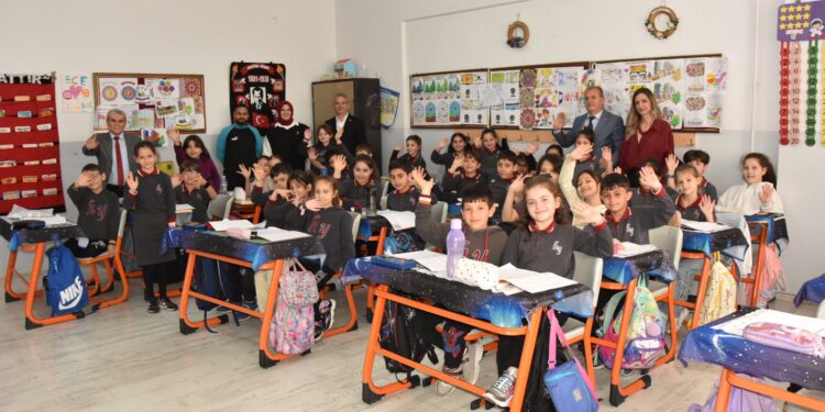 Minik Başkan Sözünü Tuttu, Müdürü Sınıfa Getirdi