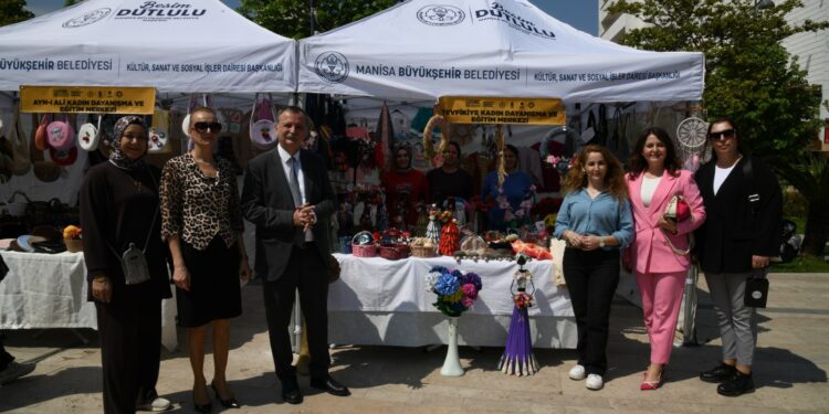 Yunusemre Kadınlar El Emeği Ürünlerini Emekliler Parkı’nda Satışa Sunuyor 