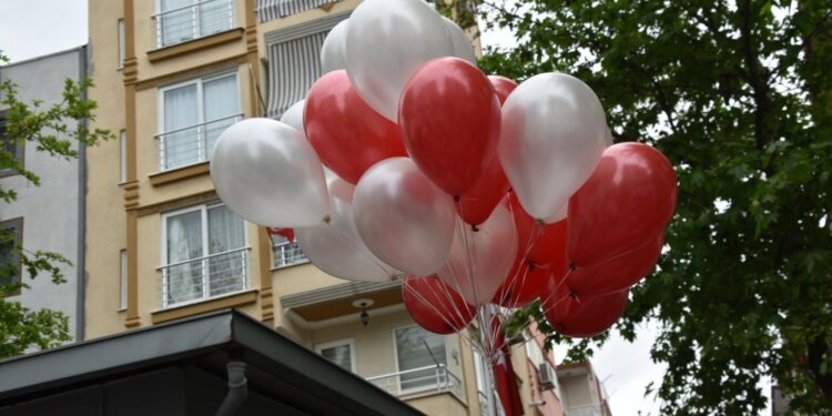 Kuyualan Mahallesi’nde 23 Nisan’a Anlamlı Kutlama: Gökyüzüne 23 Balon Bırakıldı