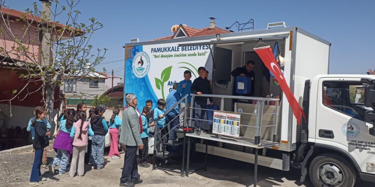 Pamukkale Belediyesi Mobil Atık Toplama Aracı Akhan Mahallesi’ndeydi