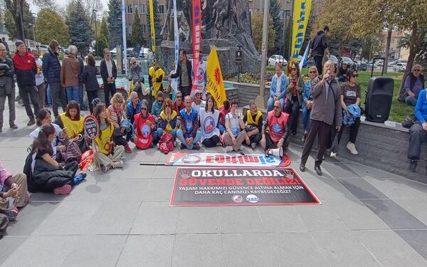 Uşaklı Eğitimciler Eylemde: İsmet Paşa Caddesi’nde Yürüyüş, Kent Meydanı’nda Oturma Eylemi