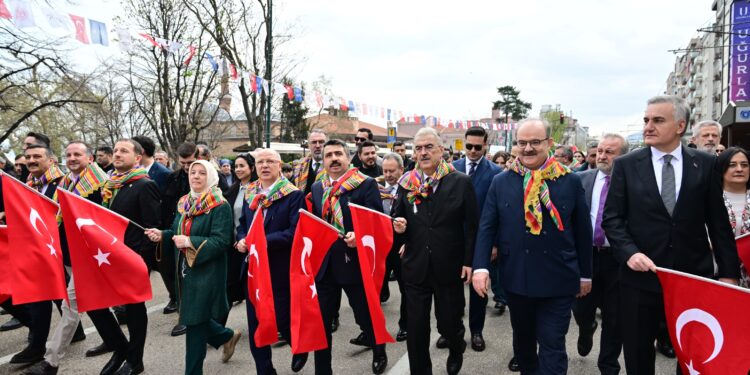 Bursa’nın Fethinin 700. Yıl Kutlamaları Balaban Bey Kalesi’nden Tophane’ye Yapılan Tarihi Fetih Yürüyüşüyle Başladı