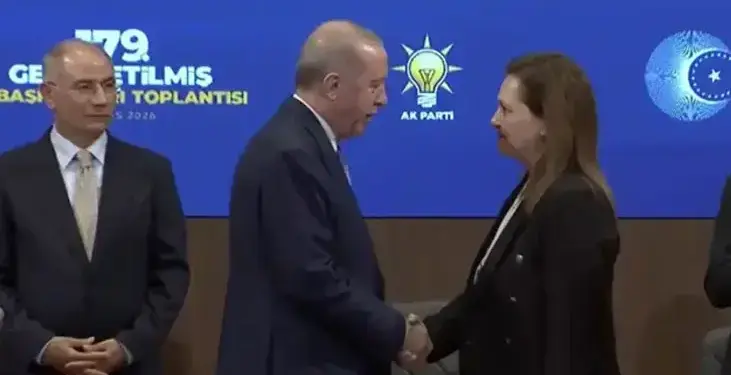 Burcu Köksal AK Parti’ye Katıldı: Rozetini Cumhurbaşkanı Erdoğan Taktı