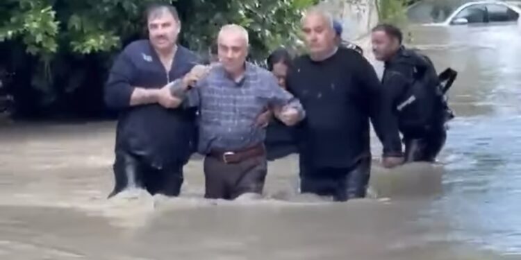 Hatay’da su baskınlarında mahsur kalan vatandaşlar kurtarıldı