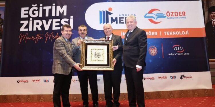 Eğitimde Teknoloji ve İnsan Odaklı Yaklaşım Vurgusu