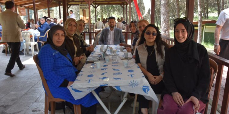 Manisa’da Ahlatlılardan Geleneksel Anneler Günü Pikniği