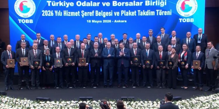 Cumhurbaşkanı Erdoğan’dan DTO Başkanı Uğur Erdoğan’a Hizmet Şeref Plaketi