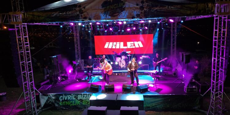 Çivril’de İlk Gençlik Festivali Coşkusu: Binlerce Kişi Bayraktepe’de Buluştu