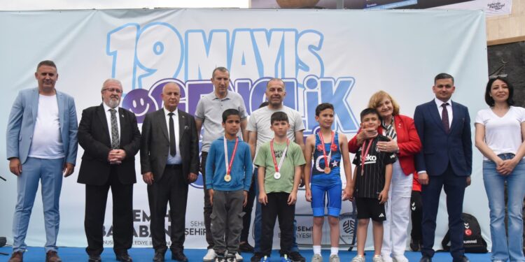 Yunusemre’de geleceğin güreşçileri 19 Mayıs için ter döktü