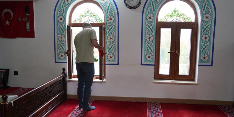 Yunusemre’de İbadethaneler Bayrama Hazırlanıyor