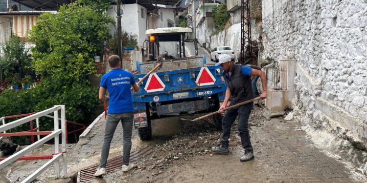 Bozdoğan Belediyesi Ekipleri Fırtına ve Sağanak Yağışa Karşı Sahada