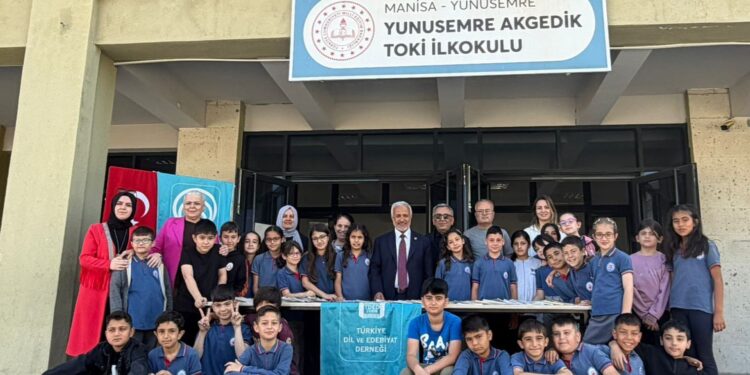 Manisa’da Köy Okullarına Kitap Desteği Sürüyor