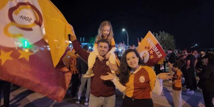 Foçada Galatasaraylıların Şampiyonluk Coşkusu Meydana Sığmadı