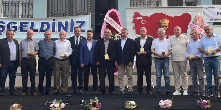 Tophane Mezunları 158 Yıllık Çınarın Gölgesinde Buluştu