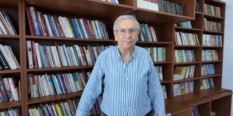 Foçada Foçalı yazar Hüseyin Yurttaş Kitaplığı Açıldı