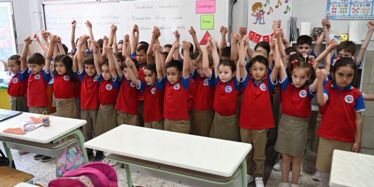 Karacabey Belediye Başkanı Fatih Karabatı Öğrencilerin Karne Sevincine Ortak Oldu