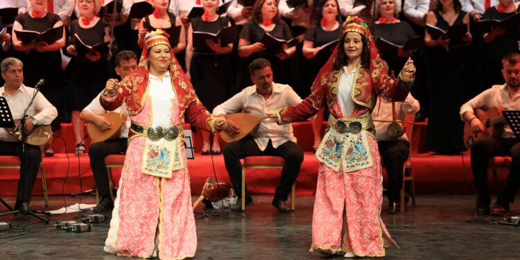 Pamukkale’de Türk Halk Müziği Rüzgarı: Bağbaşı Kültür Merkezi İlk Konseriyle Büyüledi