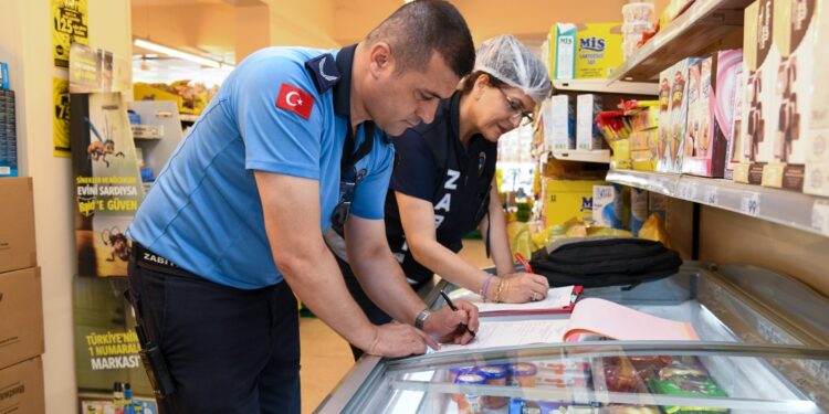 Yunusemre Zabıtasından Marketlere Sıkı Denetim