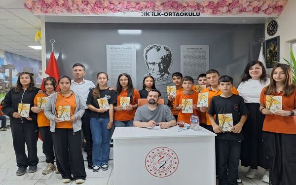 Eşme’de Örnek Davranış: Okul Müdürü Kazandığı Tazminatı Öğrencilerine Kitap Olarak Döndürdü