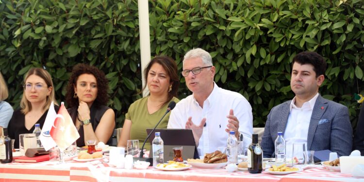 Mudanya Belediye Başkanı Deniz Dalgıç muhtarlarla buluştu: Yeni yatırımları ve projeleri açıkladı