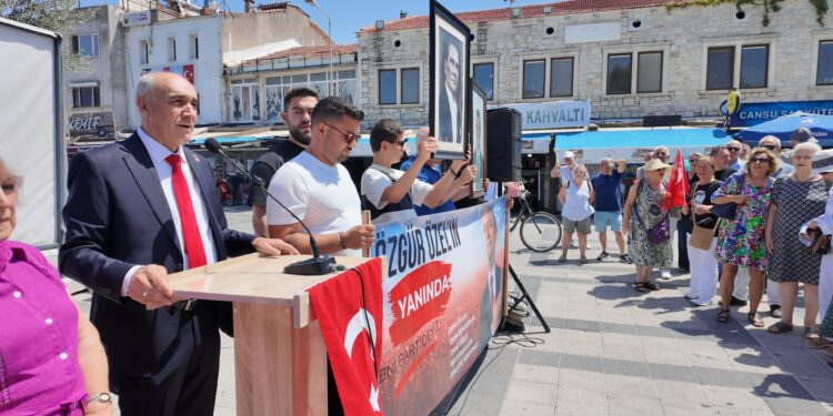CHP Foça İlçe Örgütü Partiden Topluca İstifa Etti