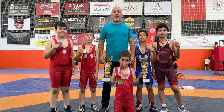 Yunusemreli güreşçiler Acıpayam’da kupa ve madalyaları topladı