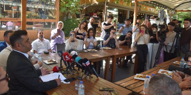 CHP Genel Merkezi tarafından CHP Manisa İl Başkanı olarak atanan Engin Uzun, Manisa basınıyla buluştu.