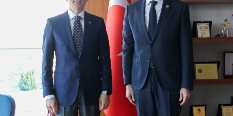 Ardahan Valiliğinde yaşanan görev değişikliğiyle ilgili kamuoyunda farklı değerlendirmeler yapılıyor.
