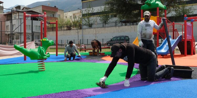 Yıldırım Belediyesi Parklarda Yaz Bakımına Hız Verdi: Yeşil alanlar Yenileniyor