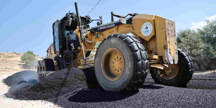 Pamukkale’de Asfalt Seferberliği: Üreticinin Yolu Yenileniyor