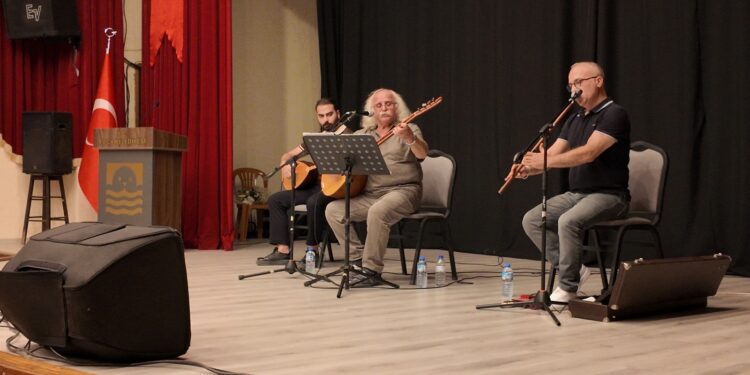 Ülkesine Turist Olarak Geldi Ali Asker Foçada Konser Verdi
