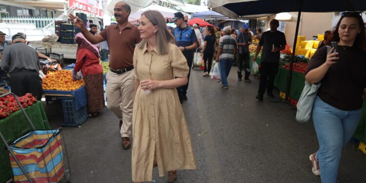 Nazilli Kaymakamı Hürriyet Küpelikan Pazarda üretici Ve Vatandaşlarla Buluştu
