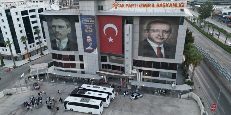 AK Parti İzmir’den 25. yıl buluşmasına 5 bin kişilik çıkarma!
