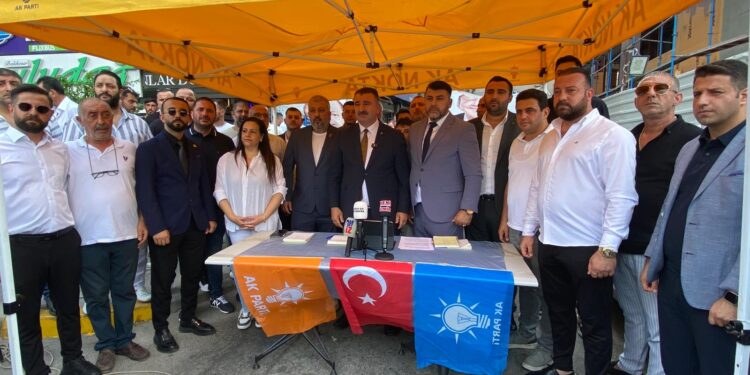 İzmir Konak’ta CHP ve diğer partilerden 500 kişi AK Parti’ye geçti