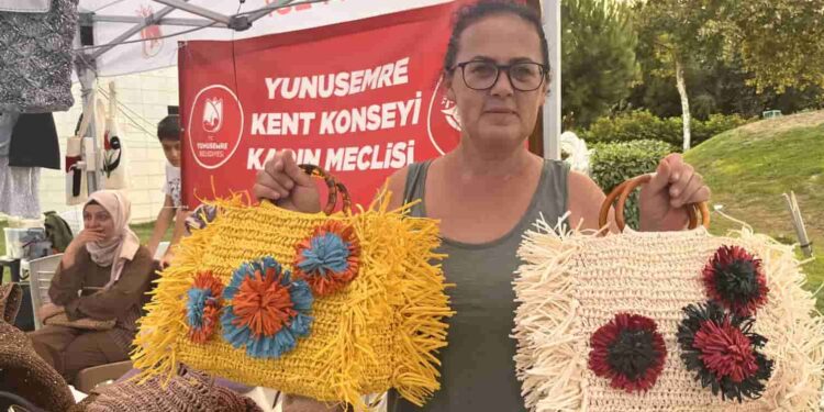 Yunusemre’de Kadın El Emeği Gece Pazarı Yoğun İlgi Gördü