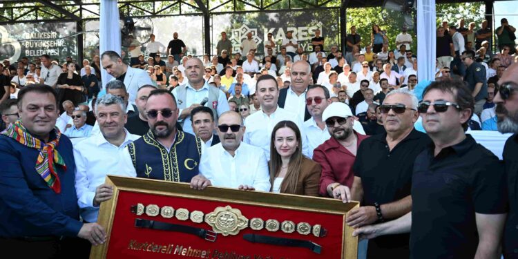 Kurtdereli Yağlı Güreşleri’nde Altın Kemer Mustafa Taş’ın