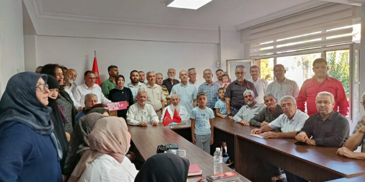 Saadet Partisi Manisa’da Üzüm Fiyatlarına Tepki Gösterdi: “Çiftçi Küserse Bağ Kurur”