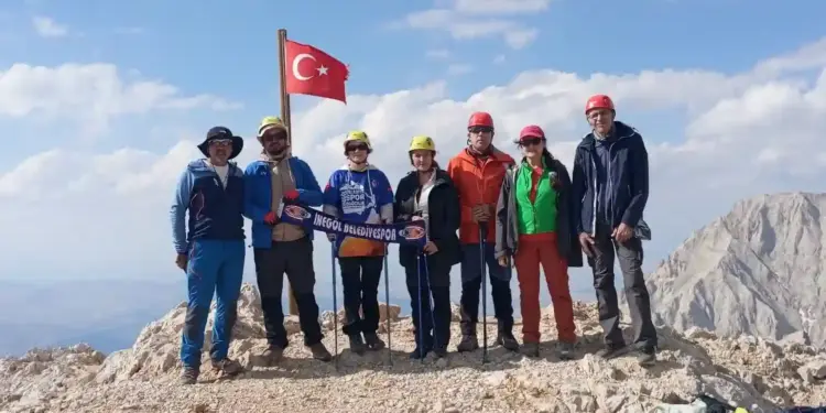İnegöl Dağcıları 30 Ağustos İçin Aladağlar’a Tırmandı