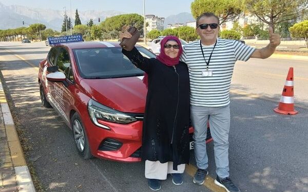 Asiye Öztürk’ün Azmi Herkese Örnek Oldu: 70 Yaşında Ehliyet Aldı