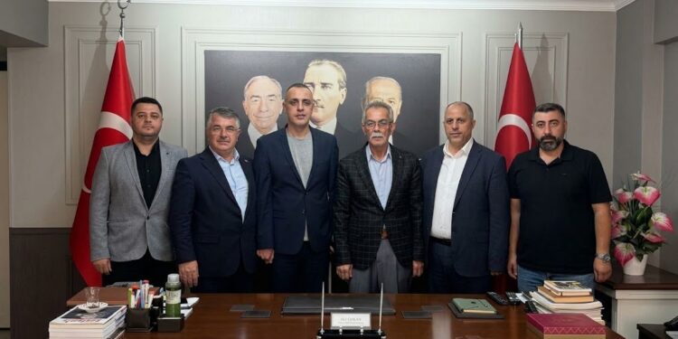 Kamyoncular Kooperatifi’nden MHP Yunusemre İlçe Başkanı Ali Özkan’a Ziyaret