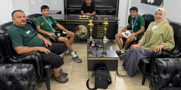 Elmal’da İkiz Pehlivanlardan Kürsü Gururu