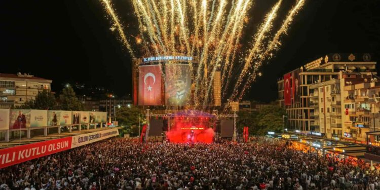 Aydın’da Kurtuluş Coşkusu Atatürk Kent Meydanı’nda Yaşandı