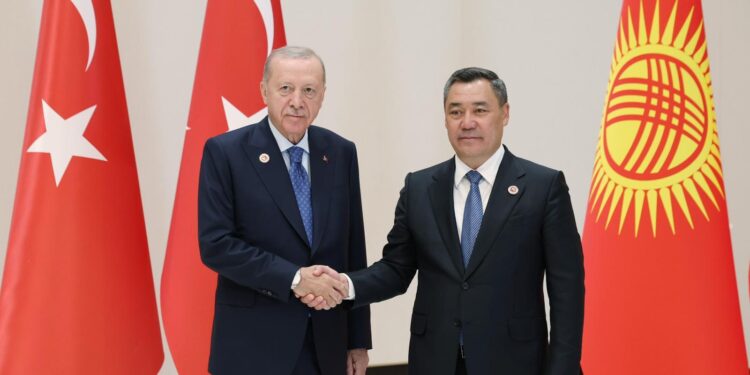Cumhurbaşkanı Erdoğan, Kırgızistan Cumhurbaşkanı Caparov ile Görüştü