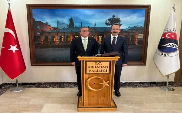 Kars Valisi Ziya Polat’tan Ardahan Valisi Ömer Hilmi Yamlı’ya Hayırlı Olsun Ziyareti